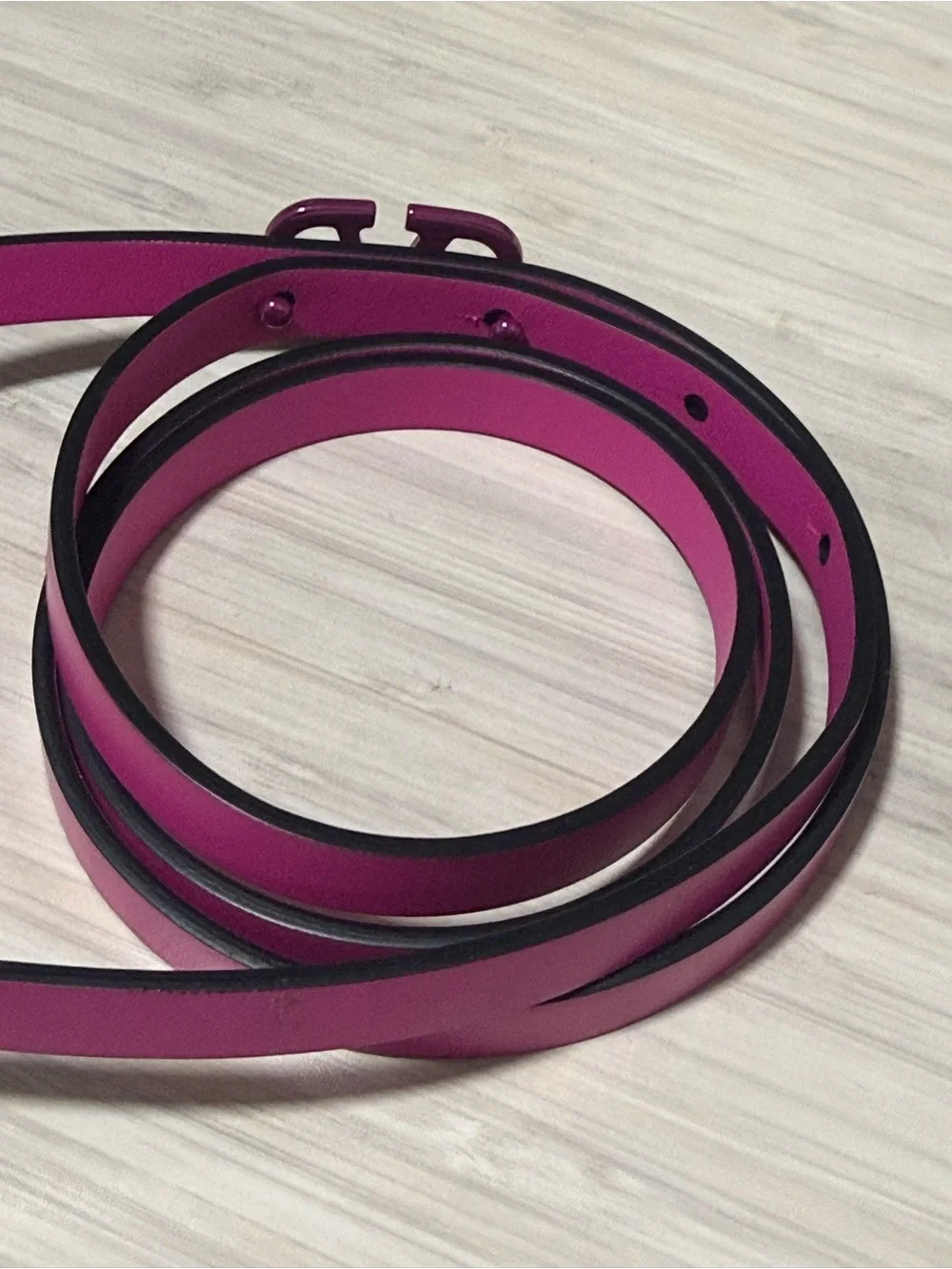 Women’s Valentino Fuchsia V Logo Slim Leather Belt Sz Medium